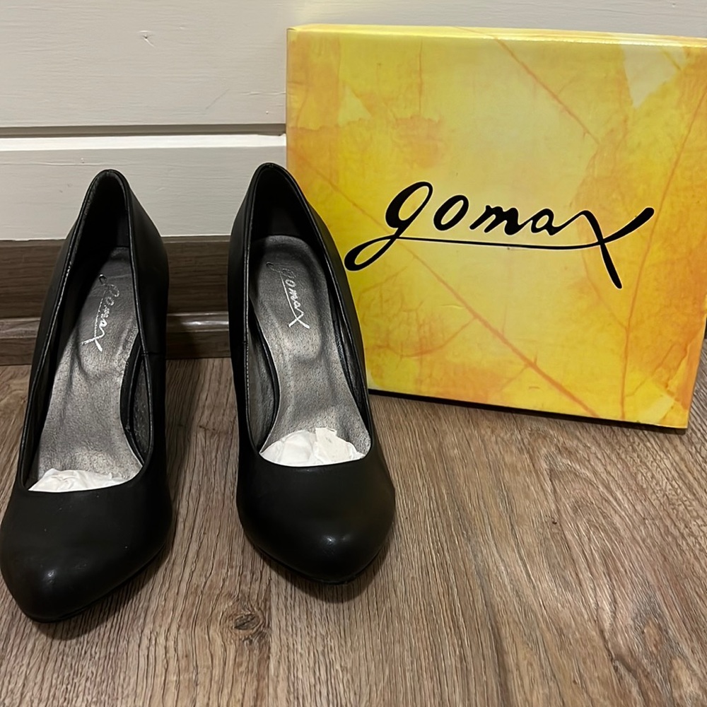 Gomax Black Frasia Wedge - Brand new in box